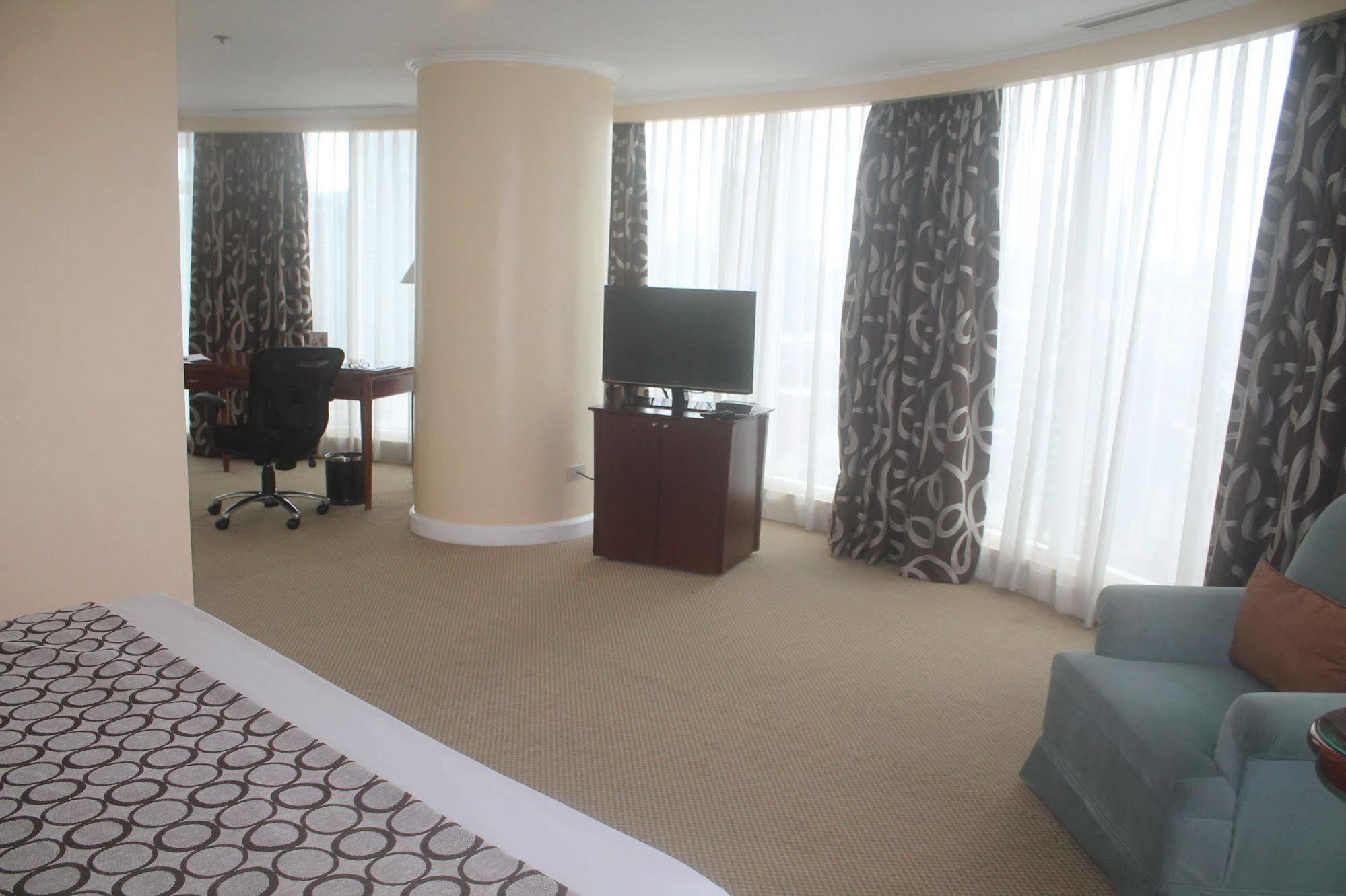 Oxford Suites Makati Makati City Luaran gambar