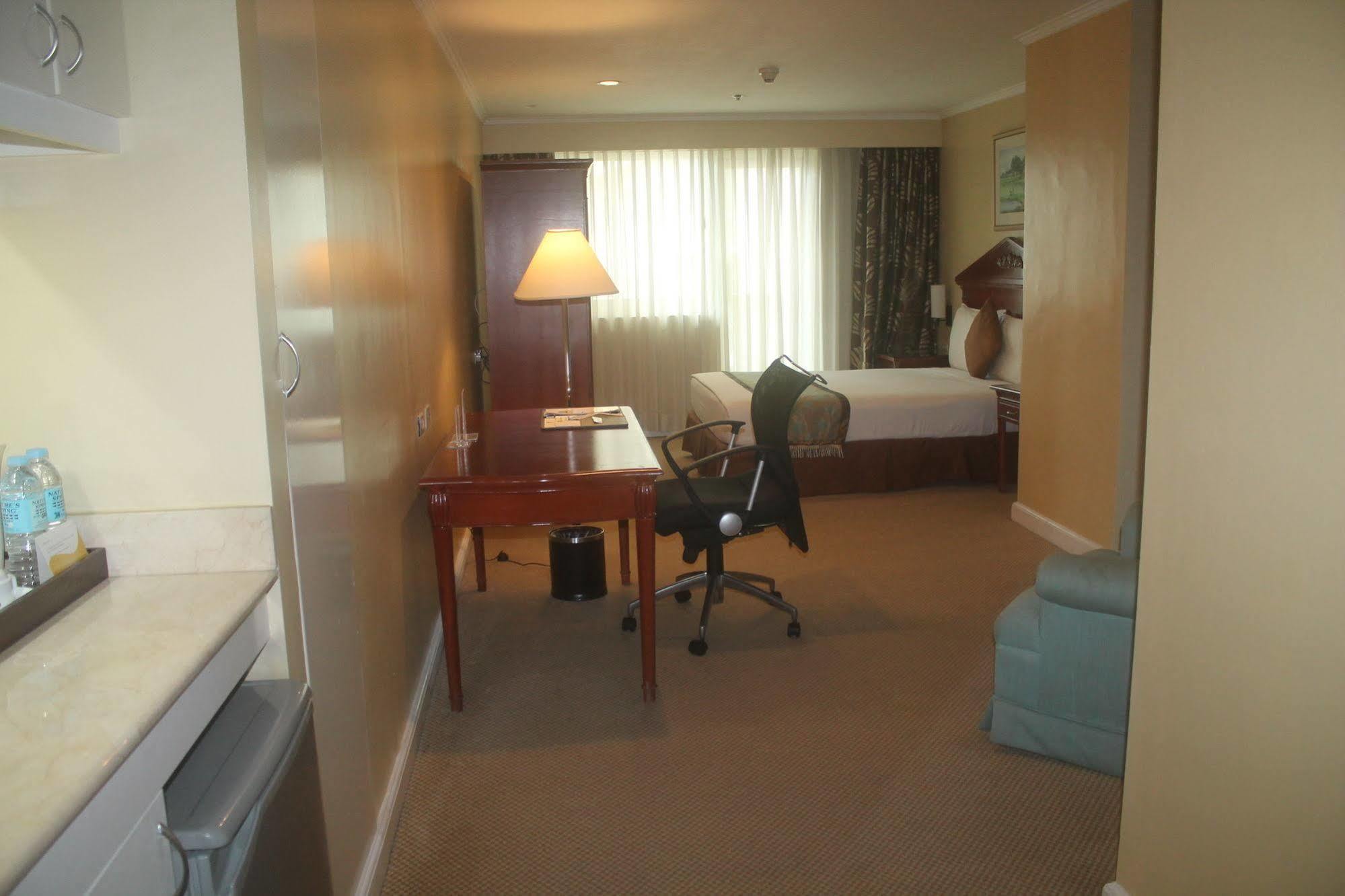 Oxford Suites Makati Makati City Luaran gambar