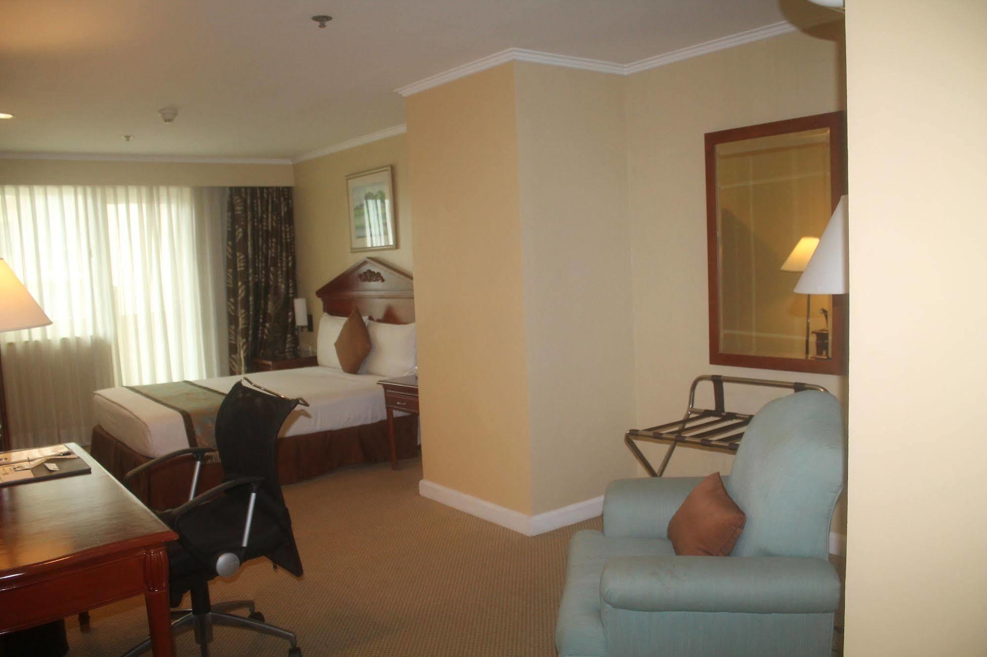 Oxford Suites Makati Makati City Luaran gambar