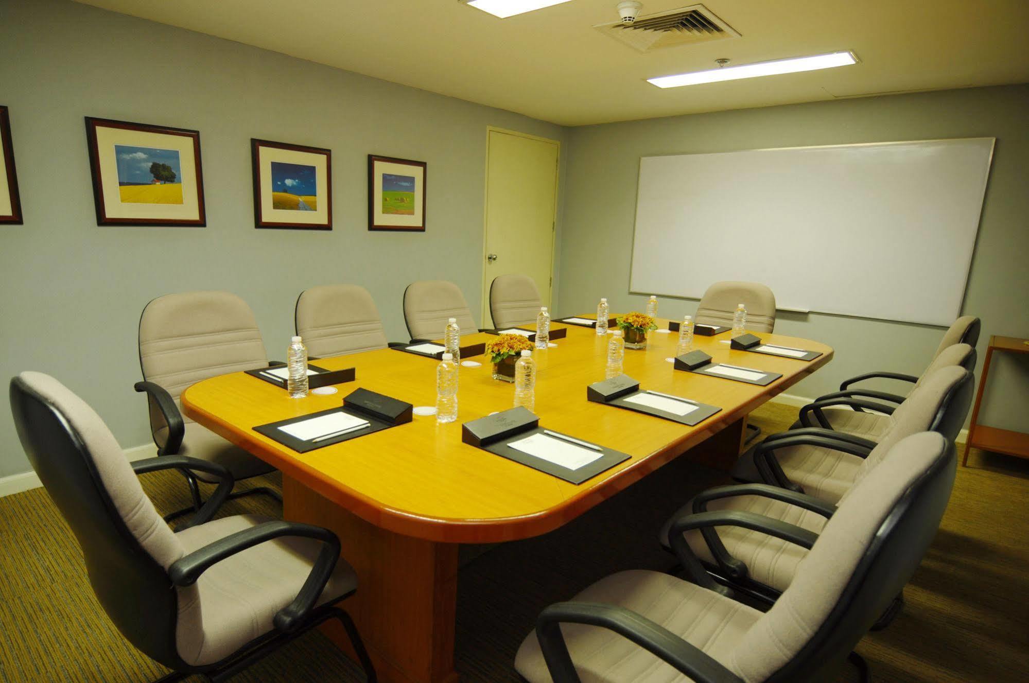 Oxford Suites Makati Makati City Luaran gambar
